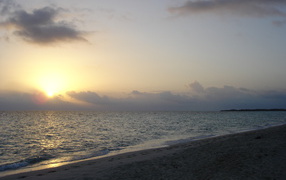 Закат на пляже на курорте Кайо Ларго, Куба