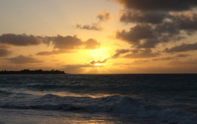 Закат над морем на курорте Кайо Ларго, Куба