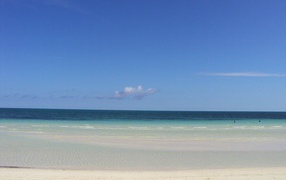 Белый песок на пляже на курорте Кайо Коко, Куба