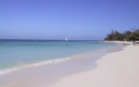 Белый песок на пляже на курорте Гуардалавака, Куба