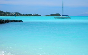 Яхта в заливе на курорте Кайо Ларго, Куба