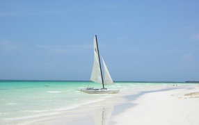 Яхта у берега на курорте Кайо Коко, Куба