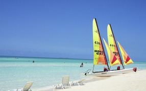 Яхта на пляже на курорте Кайо Коко, Куба