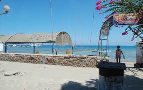 Кафе на пляже на курорте Эль Кусейр, Египет