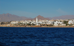 Город на берегу моря на курорте Шарм эль Шейх, Египет