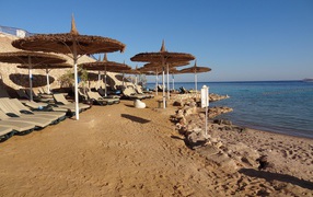 Летний отдых на пляже на курорте Шарм эль Шейх, Египет