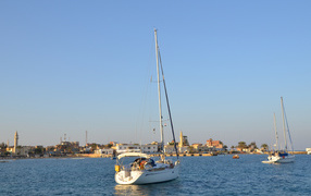 Яхта в заливе на курорте Эль Кусейр, Египет