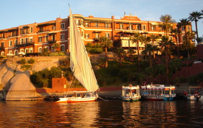Яхта на фоне отеля на курорте Таба, Египет