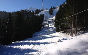 Подъемник среди сосен на горнолыжном курорте Самоен, Франция