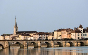 Старинный мост в городе Лион, Франция