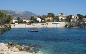 Лодка в заливе на курорте Сен-Жан-Кап-Ферра, Франция