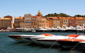 Лодки в порту на курорте Сен-Тропе, Франция