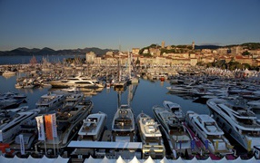 Лодки в порту в Каннах, Франция