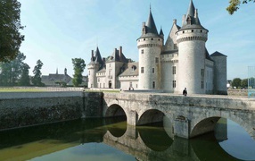 Bridge in front of the castle in the Loire, France