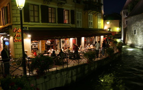 Кафе на набережной в городе Аннеси, Франция