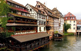 Кафе на набережной в Эльзасе, Франция