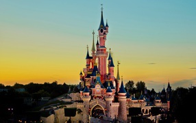 Замок на фоне заката в Диснейленде, Франция