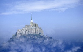 Замок в тумане в Нормандии, Франция