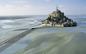 Замок на острове в Нормандии, Франция