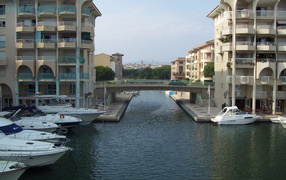 Канал на курорте Порт Де Фрежюс, Франция