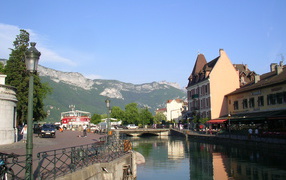 Канал на фоне гор в городе Аннеси, Франция