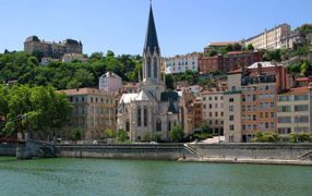Церковь на набережной в городе Лион, Франция