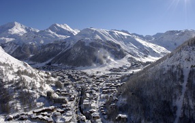 Город на горнолыжном курорте Валь д'Изер, Франция