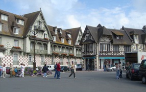 Городская улица на курорте Мирамар Круести, Франция