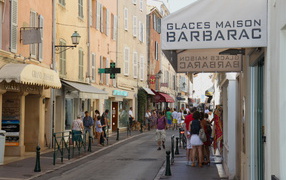 Городская улица на курорте Сен-Тропе, Франция