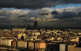 Облака над городом Лион, Франция