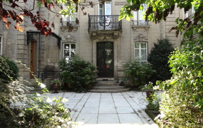 Уютный двор в городе Виши, Франция