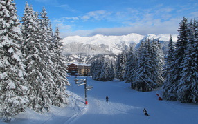 Спуск на лыжах на горнолыжном курорте Куршевель, Франция