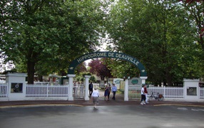 Вход в парк на курорте Довиль, Франция