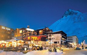 Вечерние огни на горнолыжном курорте Тинь, Франция