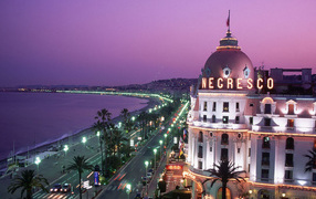 Вечер на набережной в городе Ницца, Франция