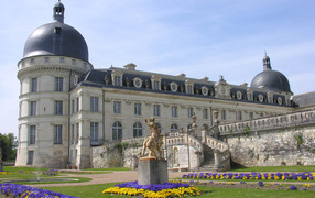 Flowerbed in front of the castle in the Loire, France
