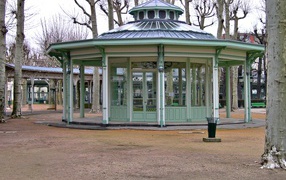 Беседка в парке в городе Виши, Франция