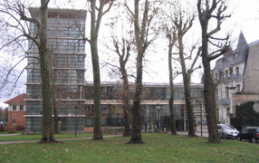 Стеклянное здание в городе Виши, Франция