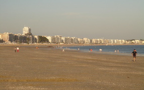 Золотой пляж на курорте Ла Боль, Франция