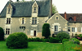 Зеленый луг у замка в Луаре, Франция