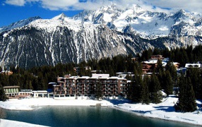 Дома на берегу озера на горнолыжном курорте Куршевель, Франция