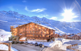 Гостиница на фоне гор на горнолыжном курорте Валь-Торанс, Франция