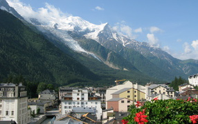 Дома на фоне гор на курорте Шамони, Франция