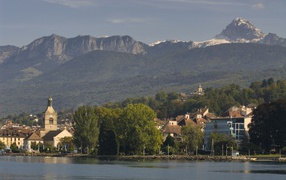 Дома на фоне гор на курорте Эвиан, Франция