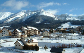 Дома на фоне гор на курорте Виллар-де-Ланс, Франция