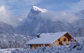 Дом на фоне гор на горнолыжном курорте Самоен, Франция