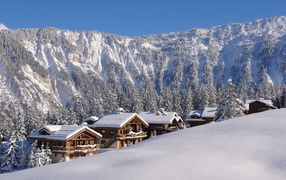 Дома на фоне гор на горнолыжном курорте Куршевель, Франция