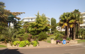 Дома в зелени на курорте Ла Боль, Франция