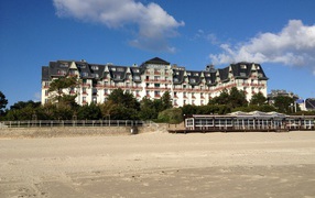 Отель на пляже на курорте Ла Боль, Франция