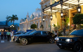 Дорогие автомобили у казино в Монте-Карло, Франция